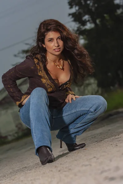 Härlig brunett modell poserar utomhus — Stockfoto
