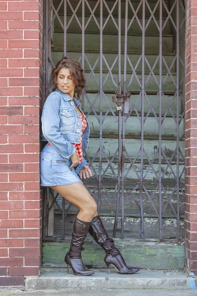 Krásná brunetka Model pózuje venku — Stock fotografie