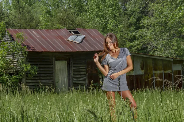 Linda morena modelo posando ao ar livre em um ambiente rural — Fotografia de Stock