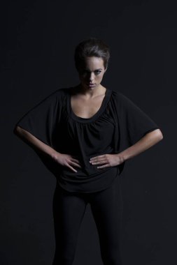 Güzel esmer manken bir stüdyo ortamında teşkil etmektedir.