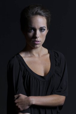 Güzel esmer manken bir stüdyo ortamında teşkil etmektedir.