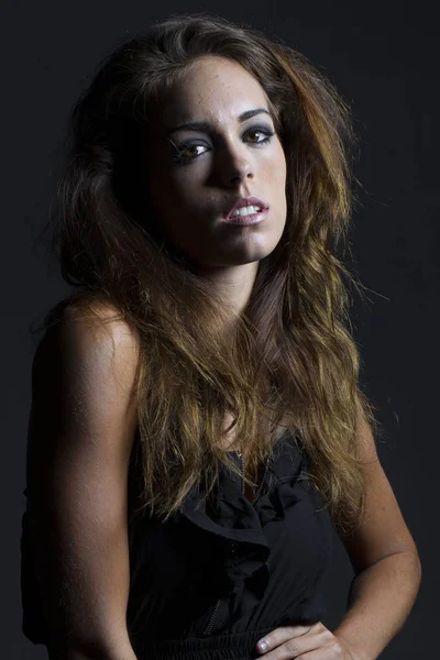 Piękny Model brunetka pozuje w środowisku Studio — Zdjęcie stockowe