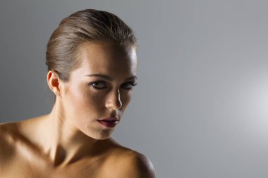 Güzel esmer manken bir stüdyo ortamında teşkil etmektedir.