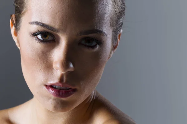 Un beau modèle de brune pose dans un environnement studio — Photo