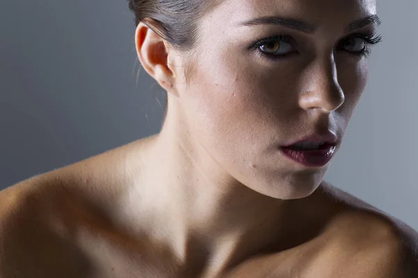 Krásná brunetka Model představuje v prostředí Studio — Stock fotografie
