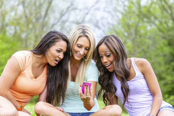 3 chicas disfrutando del parque — Foto de Stock