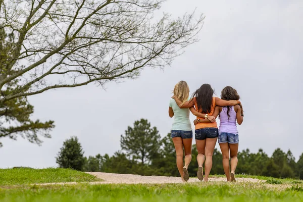 3 Mädchen genießen den Park — Stockfoto