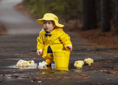 Onun galoş yağmurda zevk çocuk 