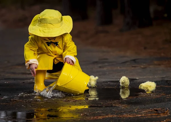 Dziecko, ciesząc się deszcz w jego kalosze — Zdjęcie stockowe