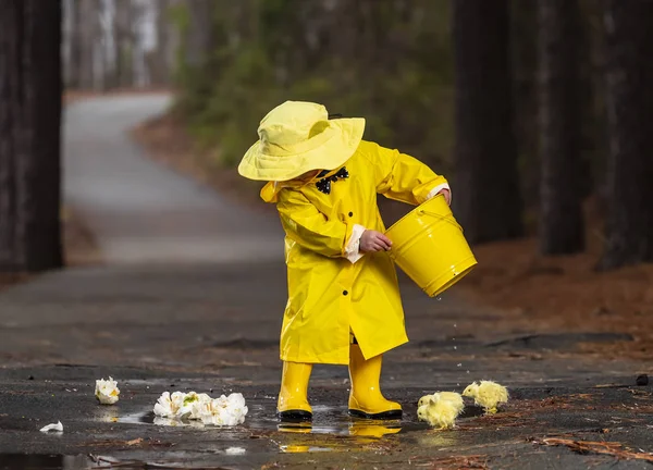 Kind genießt den Regen in seinen Galoshes — Stockfoto