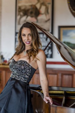 Güzel İspanyol ve Latin esmer manken kapalı bir Meksikalı Ranc üzerinde pozlar