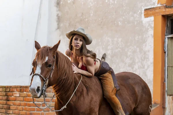 美しいヒスパニック系ブルネットのモデルはメキシコの F で馬に乗る — ストック写真