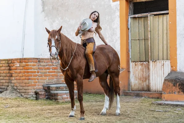 A Lovely Hispanic Brunette Model Poses Nude On A Horse On A Mexi — Stock Photo, Image