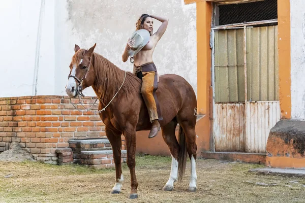 A Lovely Hispanic Brunette Model Poses Nude On A Horse On A Mexi — Stock Photo, Image