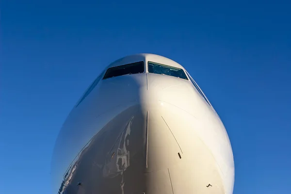 Komerční nákladní letadlo na dráze mezinárodní Airp — Stock fotografie