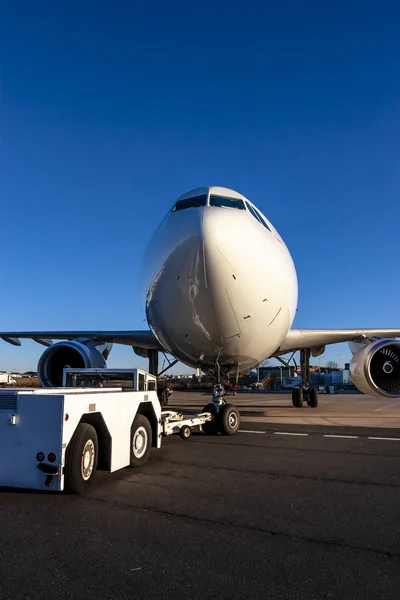 Комерційні вантажні літаки на Tarmac міжнародної авіації — стокове фото