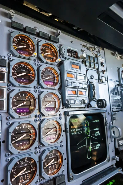 Kommerzielle Frachtflugzeuge auf dem Rollfeld eines internationalen Flugzeugs — Stockfoto