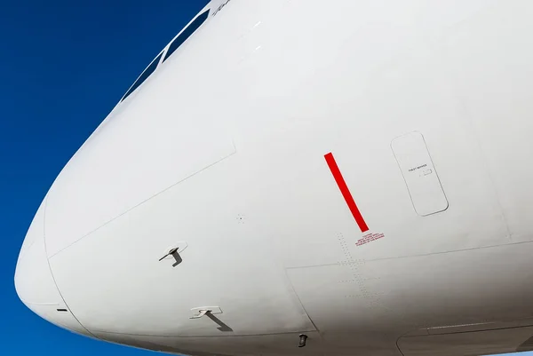Kereskedelmi teherszállító repülőgép az aszfalton egy nemzetközi repül — Stock Fotó
