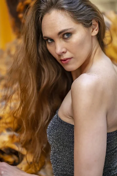 사랑 스러운 스페인 갈색 모델 포즈 멕시코 목장에 야외 — 스톡 사진