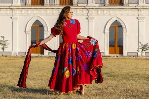 Lovely латиноамериканського брюнетка модель позує на відкритому повітрі на мексиканські ранчо — стокове фото