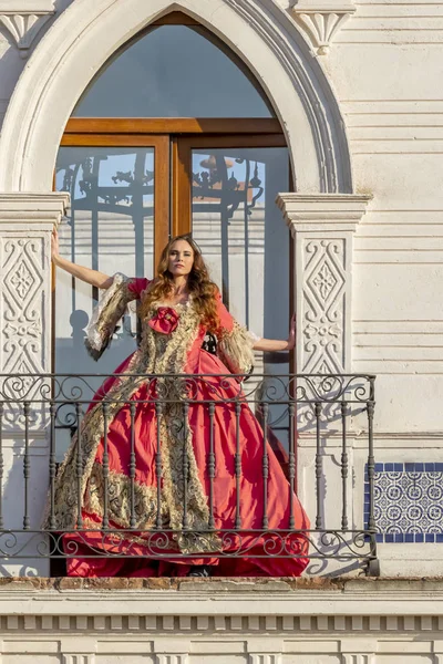 Un bel modello di bruna ispanica si posa in abiti messicani tradizionali all'aperto in un ambiente domestico — Foto Stock