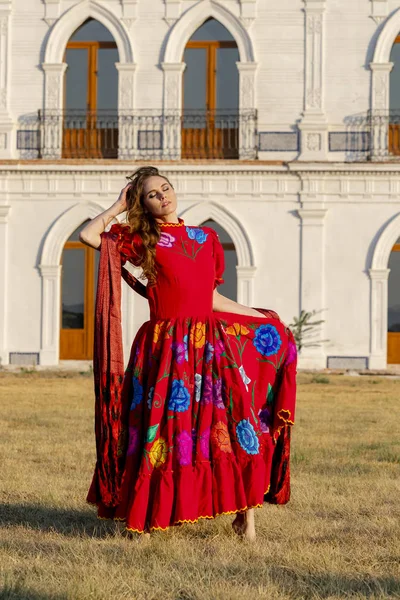 Ein hübsches hispanisches brünettes Model posiert draußen auf einer mexikanischen Ranch — Stockfoto