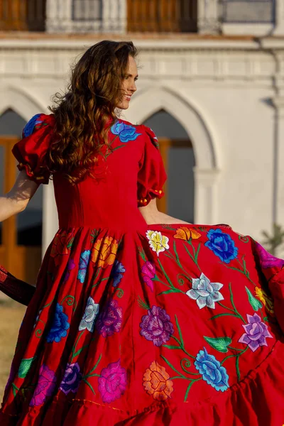 Ein hübsches hispanisches brünettes Model posiert draußen auf einer mexikanischen Ranch — Stockfoto