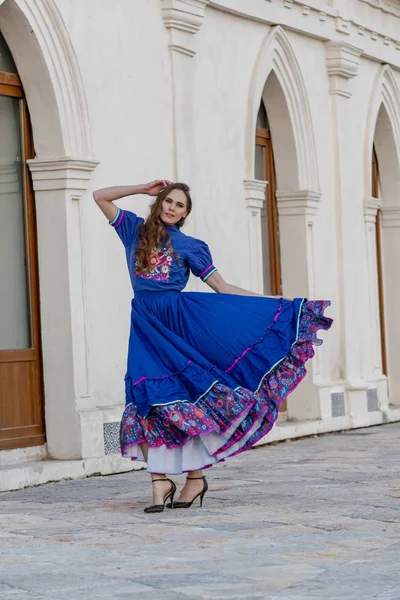 A Lovely Hispanic Brunette Model Poses Outdoors On A Mexican Ranch — Stock Photo, Image