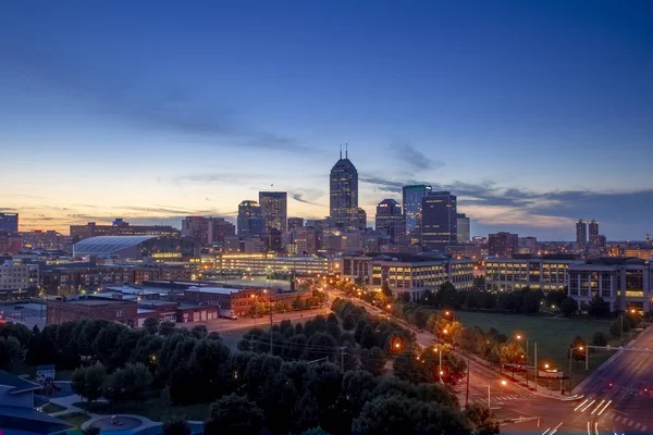 La ciudad del medio oeste de Indianápolis Indiana al anochecer — Foto de Stock