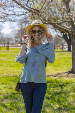 Bir yerel park hamile sarışın Model