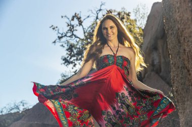 Güzel esmer Model açık havada poz 