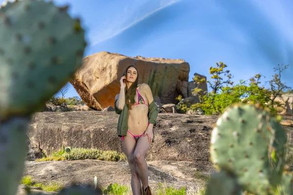 Güzel esmer Bikini Model açık havada poz 