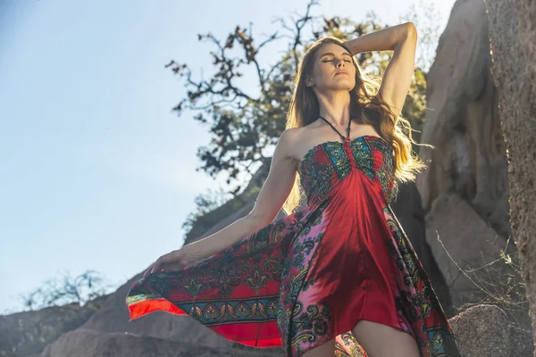 Güzel esmer Model açık havada poz 