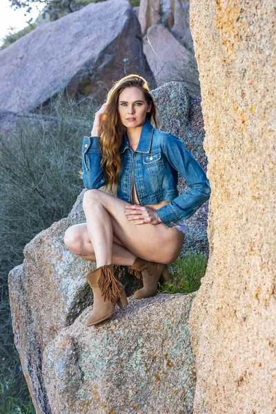 Güzel esmer Model açık havada poz 