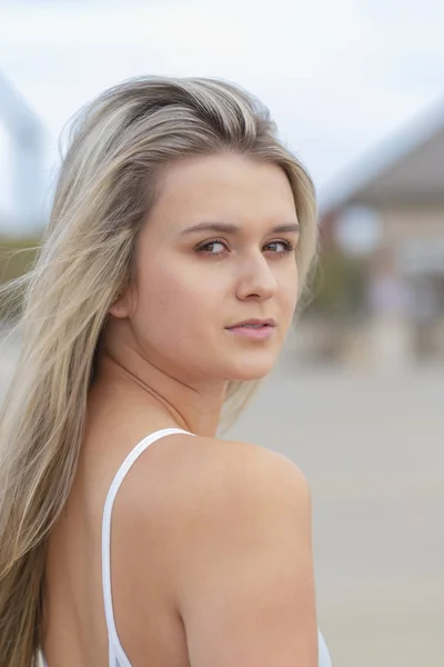 Lindo jovem coed modelo aproveitando o clima quente com ela ska — Fotografia de Stock