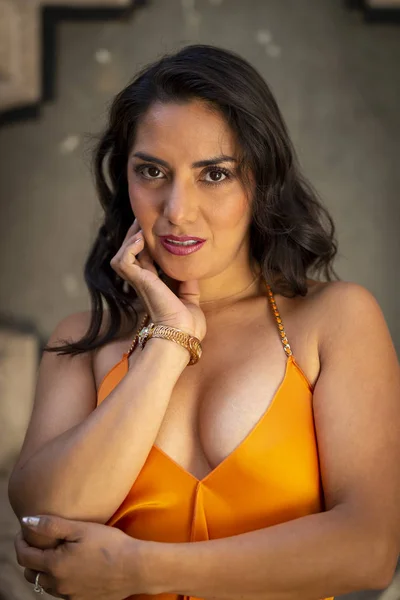 Krásný hispánský bruneta Model představuje uvnitř na mexickém ranči — Stock fotografie