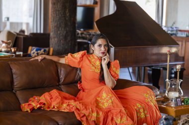 Güzel İspanyol ve Latin esmer manken kapalı Meksikalı bir çiftlikte pozlar