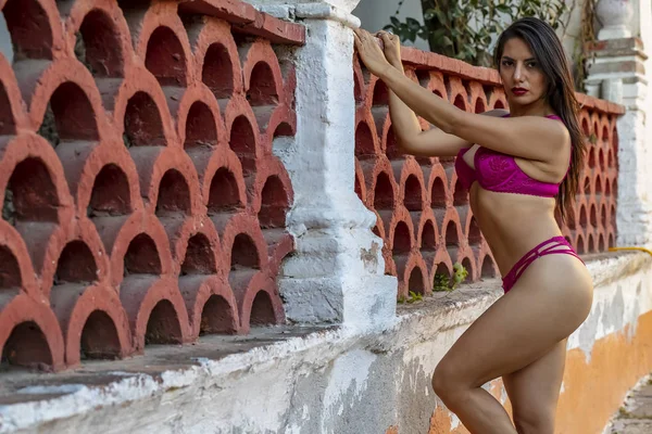 O Minunat Hispanic Bruneta Model Poses Afara Pe O Mexican Ranch — Fotografie, imagine de stoc