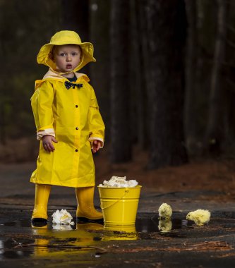Onun galoş yağmurda zevk çocuk 