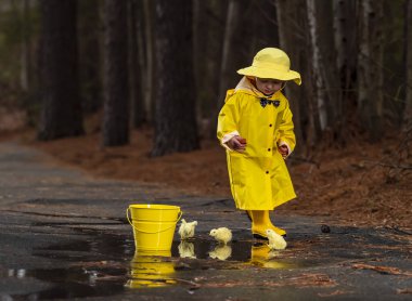 Onun galoş yağmurda zevk çocuk 
