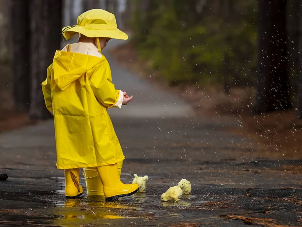 Kind genießt den Regen in seinen Galoshes — Stockfoto