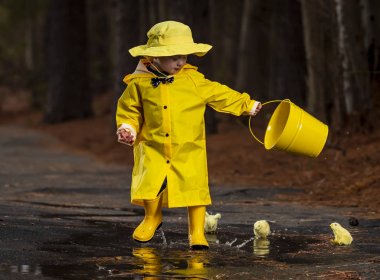 Onun galoş yağmurda zevk çocuk 