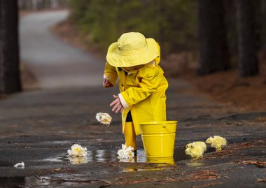 Onun galoş yağmurda zevk çocuk 