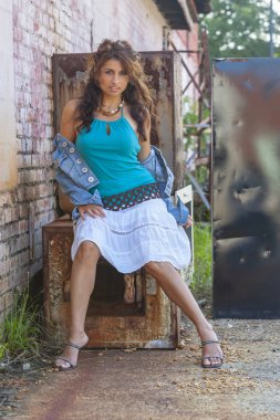 Güzel esmer Model açık havada poz 