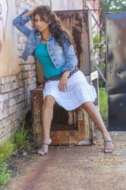 Güzel esmer Model açık havada poz 