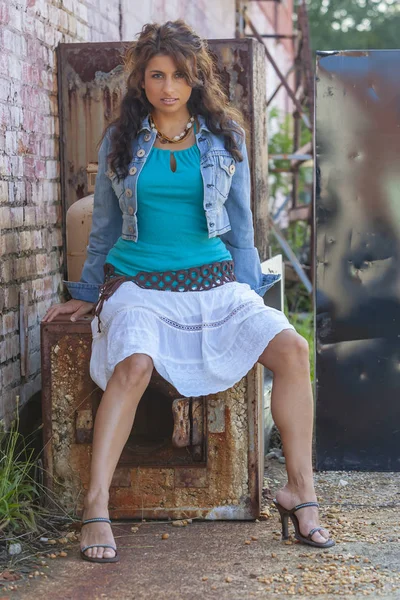 Güzel esmer Model açık havada poz 