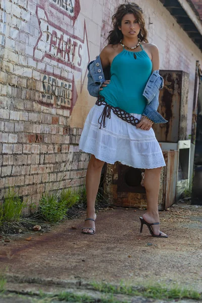 Güzel esmer Model açık havada poz 