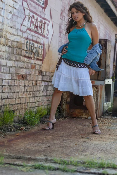 Güzel esmer Model açık havada poz 