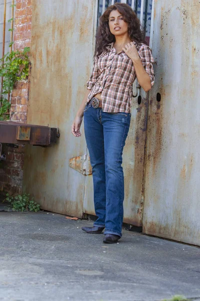 Güzel esmer Model açık havada poz 