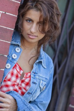 Güzel esmer Model açık havada poz 